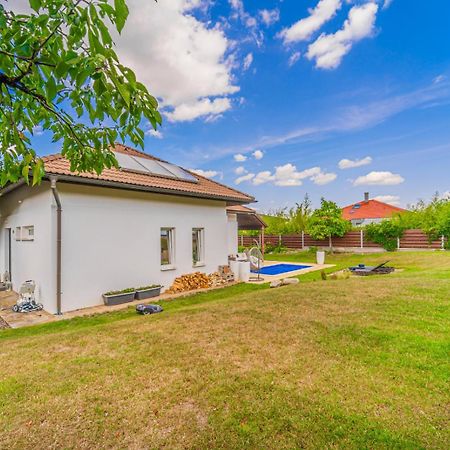 Vila Sara S Bazenem A Infrasaunou Na Kraji Prahy Zbuzany Exterior photo